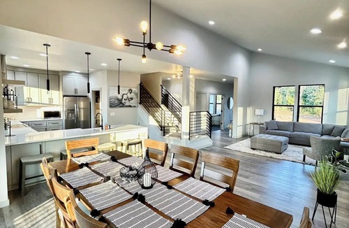 Sunnyslope House | Lux Design, 5 Beds, Sleeps 10, Game Room, BBQ Grill