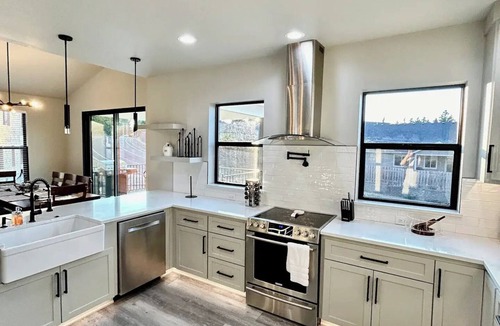 Sunnyslope House | Lux Design, 5 Beds, Sleeps 10, Game Room, BBQ Grill