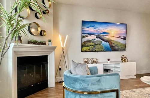 Westwood Apartment | Lux One Bedroom Condo with Garden View