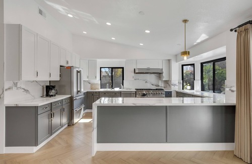 Walnut House | Lux Retreat Pool Jacuzzi + Private Guest House