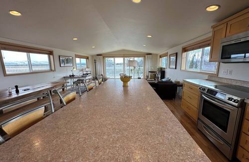 Alfalfa Apartment | Luxe 2-BR Loft apt. on a Flower Farm in fabulous Bend with AC, WiFi, etc.!