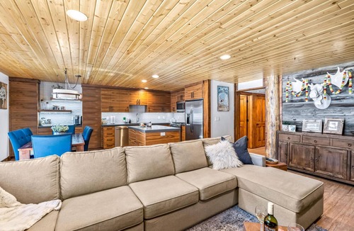 Deer Valley Condo | Luxe Black Bear Cabin | Walk to Lifts + Hot Tub