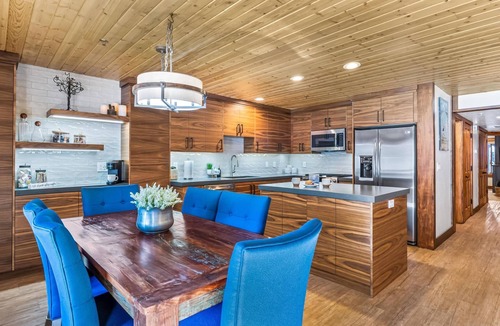 Deer Valley Condo | Luxe Black Bear Cabin | Walk to Lifts + Hot Tub