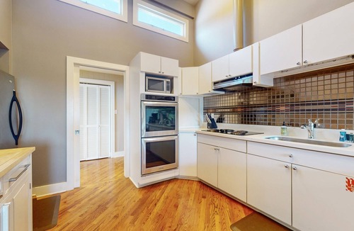 Lake Forest Park House | Luxe Home with patio & Cascade Mountain & lake views