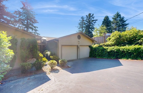 Lake Forest Park House | Luxe Home with patio & Cascade Mountain & lake views