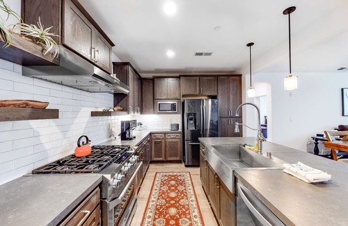 Mammoth Lakes Condo | Luxe, Modern Townhome w/Mountain Views & WiFi - Close to Golf & Skiing