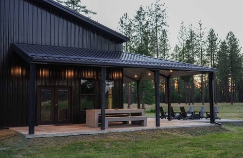 Chattaroy House | Luxe Nordic Barndominium Retreat at Black Pine