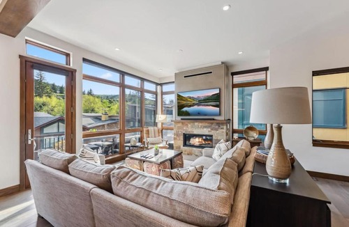 Avon House | LUXE Riverfront Mountain Retreat Walk to Gondola