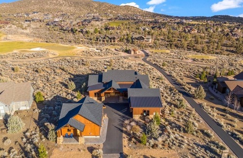 Powell Butte House | Luxurious 4-bedroom Brasada house w/3 en suites & bunks: Backs to Golf Course