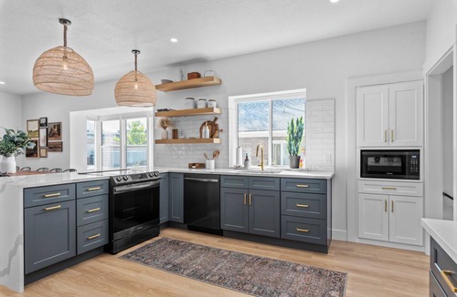 Provo House | Luxurious 7BR/4BA retreat! Hot Tub, Fire Pit, Arcade Games, Huge Covered Patio