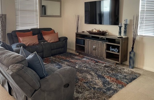 Las Vegas House | Luxurious Affordable 3 Bedroom Home Away From Home