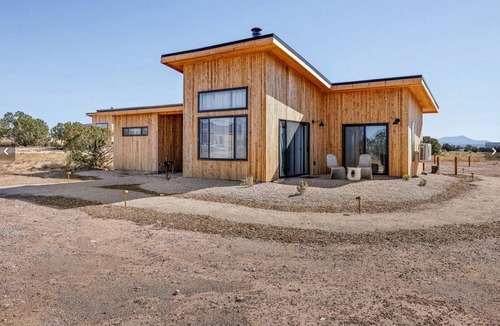 Valle Cottage | Luxurious Desert Casita with River Rock Shower near Grand Canyon, Arizona