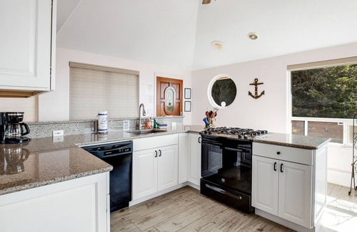 Roads End House | Luxurious dog-friendly home with hot tub and incredible ocean views