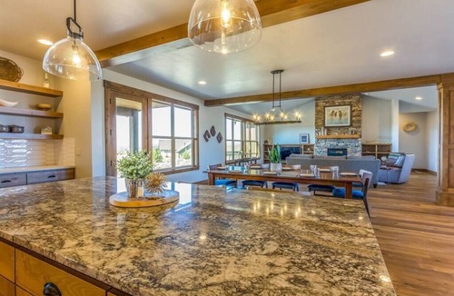Powell Butte House | Luxurious Home, Beautiful Views, Family Friendly!