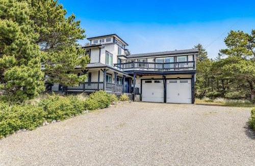Bayshore House | Luxurious home with 3 suites 3 fireplaces game room & hot tub - walk to beach