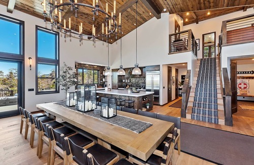 Upper Moonridge Cabin | Luxurious! Theatre! Hot Tub! Pool Table! 2 Masters! A/C! Fire Pit! Game Room w/6 TVs! Massive Deck! Views! Forest Walks! EV Charger! Dog Friendly!