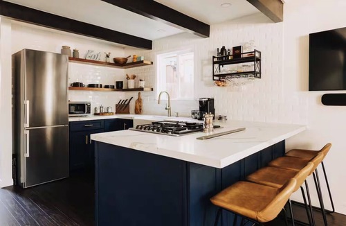 Big Bear City Ski Chalet | Luxury 2-bedroom Chalet with AC & Fire Pit Near Slopes!