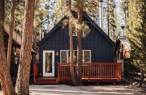 Big Bear City Ski Chalet | Luxury 2-bedroom Chalet with AC & Fire Pit Near Slopes!