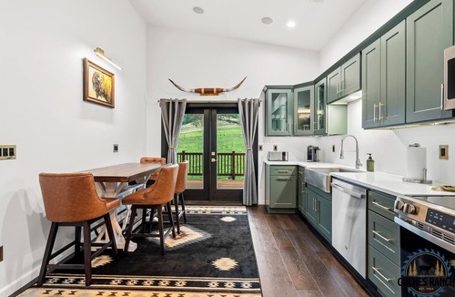 Jacksonville House | Luxury 2- Bedroom Farmhouse at Private Ranch By Vineyards & Lake