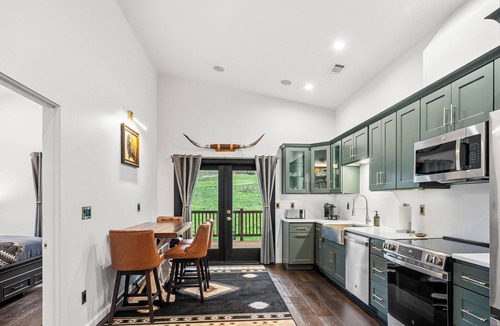 Jacksonville House | Luxury 2- Bedroom Farmhouse at Private Ranch By Vineyards & Lake
