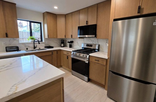 Beverly Hills Apartment | Luxury 2-Bedroom Near Cedars-Sinai & Rodeo Drive Walk to markets and restaurants