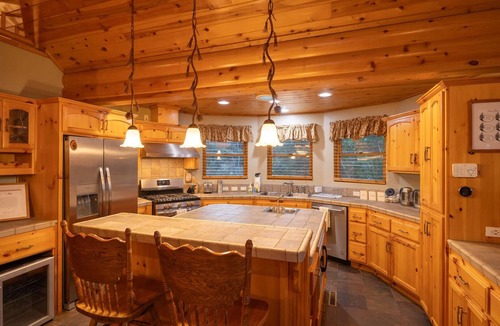 Whispering Forest House | Luxury 2400 sqft Log Cabin! Panoramic views, game room, tiki bar, & Pets!