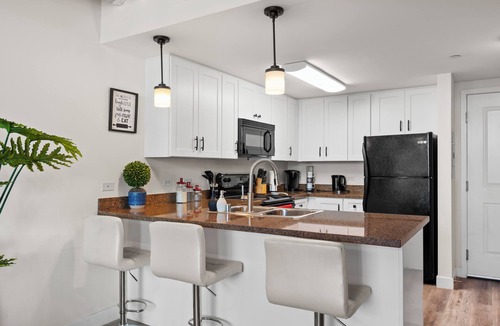 East Village Condo | Luxury 2BR Downtown - Parking & Rooftop & Hot Tub