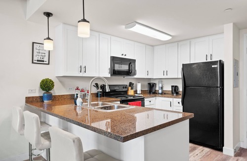 East Village Condo | Luxury 2BR Downtown - Parking & Rooftop & Hot Tub