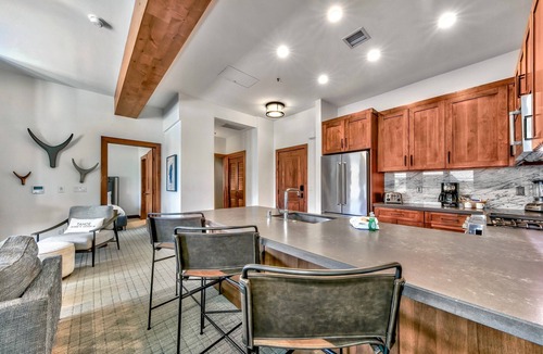Lakeside Park Condo | Luxury 2Br Residence steps from Heavenly Village & Gondola Book 7 Nights for 10% Off by RedAwning