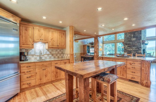 Sunriver House | Luxury 6Bd/6.5 b, Hot Tub, A/C, Golf Course View, Pet Friendly