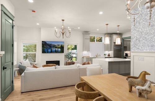 West Seattle House | Luxury Alki Beach Villa | Sleeps 10 | 360° Rooftop