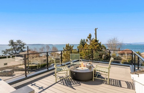 West Seattle House | Luxury Alki Beach Villa | Sleeps 10 | 360° Rooftop