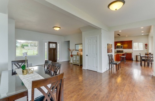 South Colby House | Luxury bayfront home with beach access, deck & gas fireplace - great for events