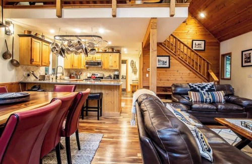Glacier House | Luxury Cedar Chalet-Sauna,Hot Tub,EV charger