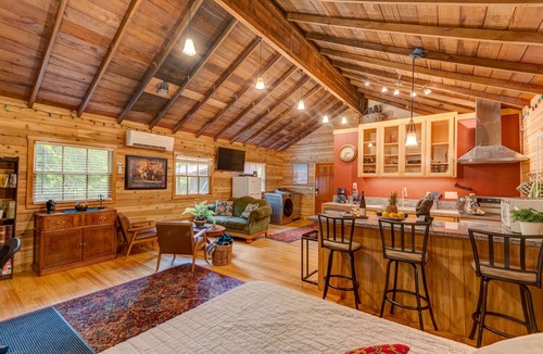 Triangle Lake Cabin | Luxury & charming cabin🏡 on seasonal ⛰️ stream in beautiful forest setting🌳