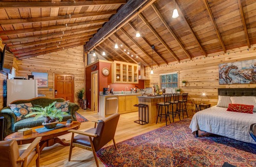 Triangle Lake Cabin | Luxury & charming cabin🏡 on seasonal ⛰️ stream in beautiful forest setting🌳
