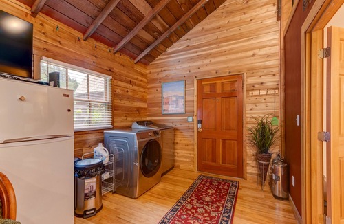 Triangle Lake Cabin | Luxury & charming cabin🏡 on seasonal ⛰️ stream in beautiful forest setting🌳
