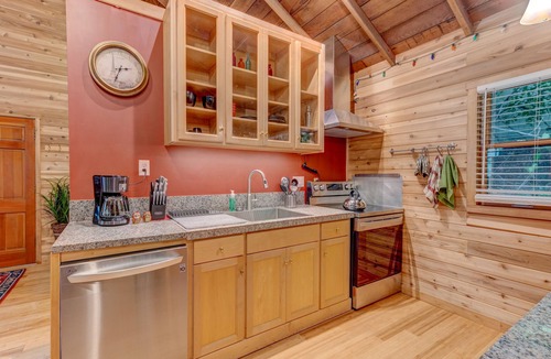 Triangle Lake Cabin | Luxury & charming cabin🏡 on seasonal ⛰️ stream in beautiful forest setting🌳