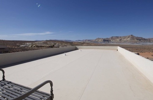 Big Water House | Luxury four bedroom home with 5 bathrooms 8 miles from Lake Powell