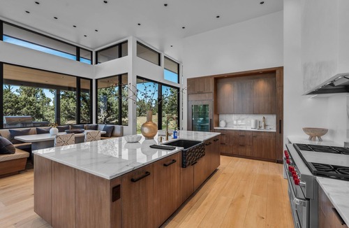 Powell Butte House | Luxury Haven | Home gym | Pool | Golf simulator