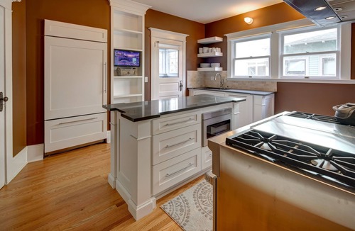Irvington House | Luxury Home For Up to 10 Guests (8 Queen Beds)