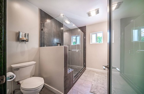 Valley Glen House | Luxury home pool & Jacuzzi. 10 mins to universal studio 15 mins to Hollywood
