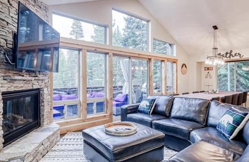 Pioneer Trail House | Luxury Home - Pool Table Jetted Tub Fireplaces Free WiFi washer&dryer