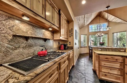 Tahoe Paradise House | Luxury House, Hot Tub, Pet Friendly, Pool Table, EV Charger
