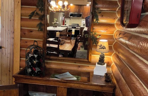 Pinetop Cabin | Luxury Log Cabin Living! AC, Kid & Pet Friendly, Fishing, Hiking, Golf