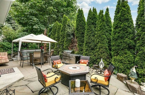 Kenmore House | Luxury Master bedroom and private bathroom: jacuzzi/hot tub .