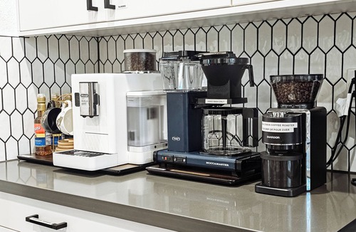 Four Corners House | Luxury MCM King Suite Coffee Lover's Dream! EV2