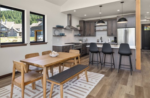 Ronald House | Luxury Modern Cabin with Forest Views