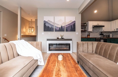 Hoodsport House | Luxury Mountain Retreat: Hot Tub, Sauna, Gym, Game Room, EV Charger