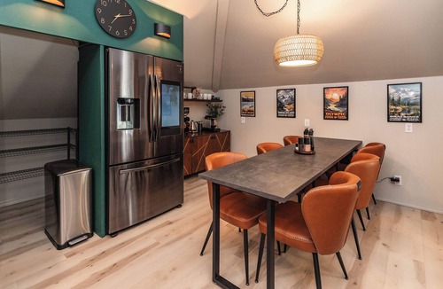 Hoodsport House | Luxury Mountain Retreat: Hot Tub, Sauna, Gym, Game Room, EV Charger